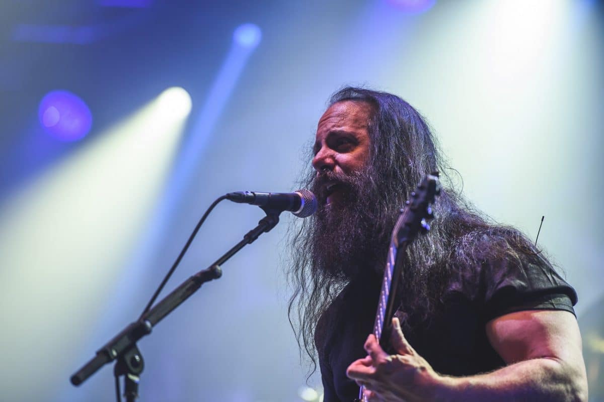 John Petrucci tente de piéger un fan en plein concert… et se piège lui-même : “Résultat : un selfie tremblant et un gros plan sur ma barbe !”