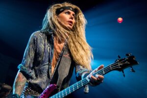 Satchel de Steel Panther à propos du remplacement de Lexxi Foxx : « Nous ne voulons pas vraiment un musicien, nous voulons un bassiste »