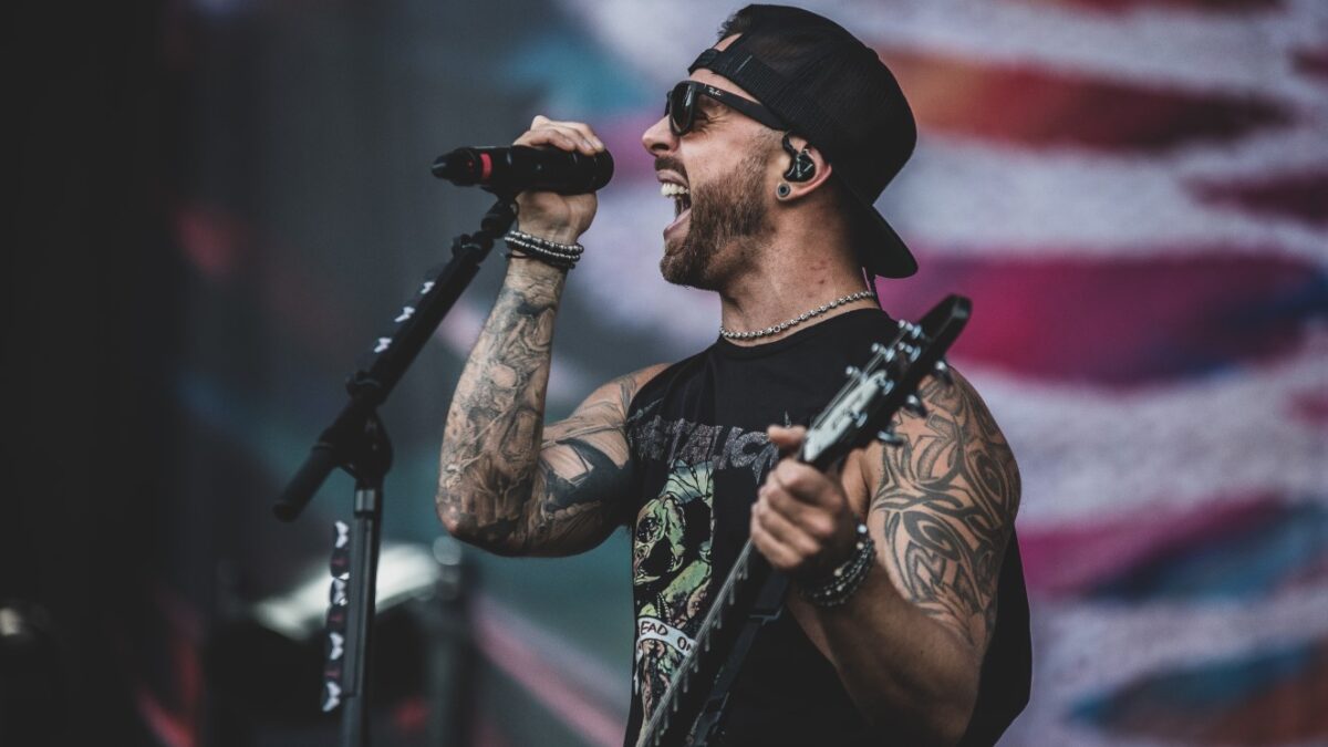Matt Tuck (Bullet For My Valentine) à propos du nouveau single : « C&rsquo;est ce qu&rsquo;on appelle un uppercut. C&rsquo;est lourd, c&rsquo;est agressif, c&rsquo;est éprouvant pour les nerfs »