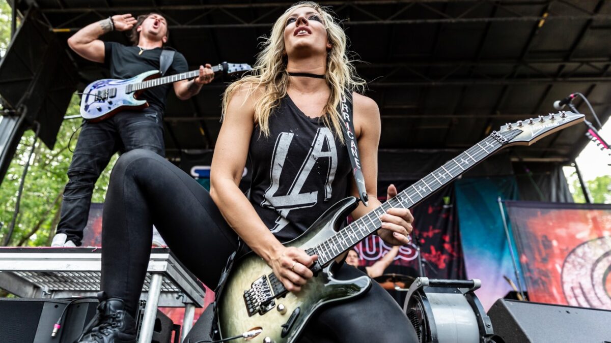 Alice Cooper : Nita Strauss rend hommage à Jason Becker sur scène : « Cette guitare a vraiment la magie de Jason en elle »