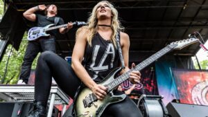 Alice Cooper : Nita Strauss rend hommage à Jason Becker sur scène : « Cette guitare a vraiment la magie de Jason en elle »