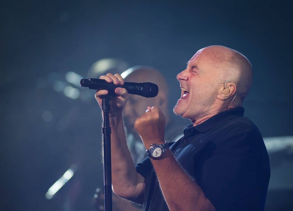 Phil Collins : comment une erreur en studio a donné naissance au son de batterie le plus culte du rock