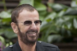 Ringo Starr condamne les « terribles rumeurs » selon lesquelles John Lennon aurait été remplacé par une IA sur la dernière chanson des Beatles