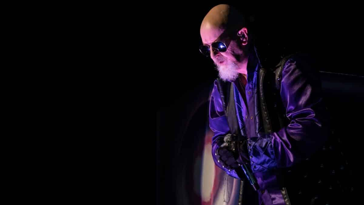 “Je croyais qu’en buvant, je deviendrais hétéro” : Rob Halford (Judas Priest) revient sur ses années d’auto-destruction