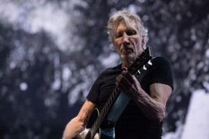 Roger Waters réinvente Comfortably Numb de Pink Floyd : « Notre équipe était sous les bombardements pendant le tournage »