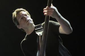 Cynic rend hommage à Sean Malone et lance une initiative caritative : « Sean s&rsquo;est suicidé »