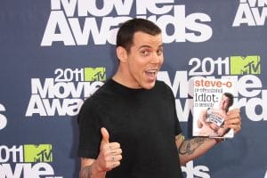 Steve-O de Jackass présente Ice Nine Kills à un festival en se coupant la langue