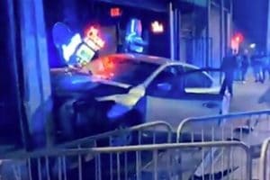 Un fan fou fonce avec sa voiture dans une salle de concert après avoir été expulsé d&rsquo;un show de From Ashes To New