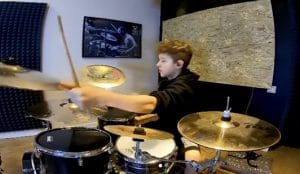 Regardez ce jeune garçon de 12 ans jouer le Death Metal technique de Archspire à la batterie !