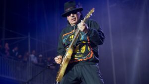 Carlos Santana se souvient du jour où la guitare a changé sa vie : “C’était mystique”