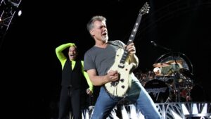 Eddie Van Halen : Une plaque commémorative en l&rsquo;honneur du légendaire guitariste est inaugurée dans sa ville natale de Pasadena