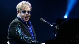 Elton John à propos de ses plus grand regrets : « Je n&rsquo;ai jamais vraiment voulu me droguer, je l&rsquo;ai fait pour le plaisir et c&rsquo;est devenu une addiction »