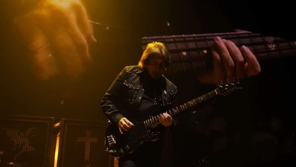 Black Sabbath : Geezer Butler explique pourquoi il ne jure jamais et révèle l&rsquo;origine de son surnom