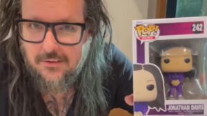 Korn : Regardez Jonathan Davis déballer sa propre figurine Pop!
