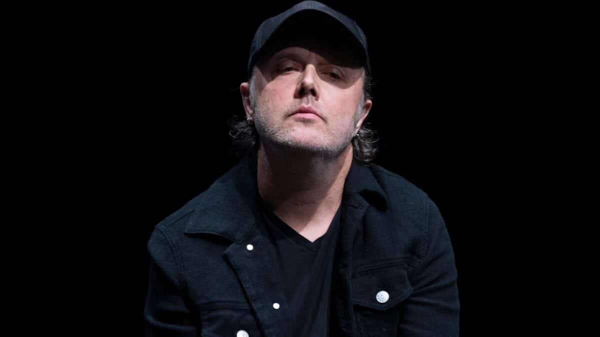Lars Ulrich de Metallica se demande parfois s&rsquo;il est un « trou du c*l » : « Il y a des jours où j&rsquo;ai l&rsquo;impression d&rsquo;être un vrai idiot »
