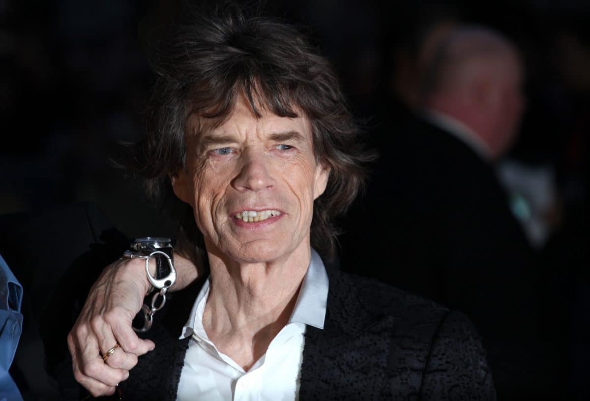 Personne ou presque ne l’a reconnu : Mick Jagger surprend un pub anglais avec un concert improvisé