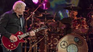 Rush : Alex Lifeson à propos des tournées : « Après 40 ans à rester assis dans des chambres d&rsquo;hôtel, ça ne m&rsquo;intéresse plus »