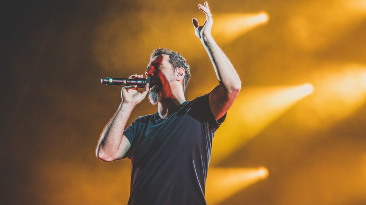 « Pour moi, le metal, s&rsquo;il devient trop intense, se transforme en quelque chose de très drôle » ; Serj Tankian de System Of A Down explique d&rsquo;où lui vient son approche loufoque du metal