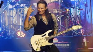 Steve Vai vend sa maison d’Encino (et son studio culte) pour 11,8 millions