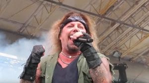 Vince Neil de Mötley Crüe est de retour chez lui et se repose « après s&rsquo;être cassé quelques côtes »