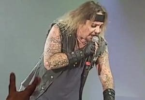 Le chanteur de LA Guns allume Vince Neil de Mötley Crüe : « C&rsquo;était pitoyable de le voir incapable de tenir le temps de quatre chansons »