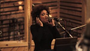 La chanteuse de Brass Against urine sur le visage d&rsquo;un fan pendant un concert…