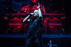 Le bassiste original de Disturbed revient le temps d&rsquo;un concert ; et le groupe a d&rsquo;autres surprises en réserve