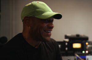 Howard Jones fait une pause à la Musician Mansion au cours d&rsquo;une année chargée en nouveaux projets