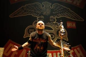 Ivan Moody de Five Finger Death Punch parle de Tommy Vext : « Je ne comprends pas pourquoi il s&rsquo;est autant impliqué dans la politique »