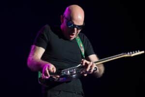 « Je leur disais d&rsquo;être eux-mêmes une fois qu&rsquo;ils avaient appris tout ça » ; Joe Satriani se souvient de son rôle de mentor auprès d&rsquo;icônes du Thrash Metal
