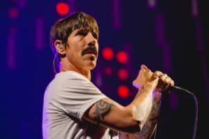 “Un homme plus âgé est vite perçu comme ‘malsain’” : la compagne d’Anthony Kiedis (RHCP) répond cash aux critiques sur leurs 33 ans d’écart