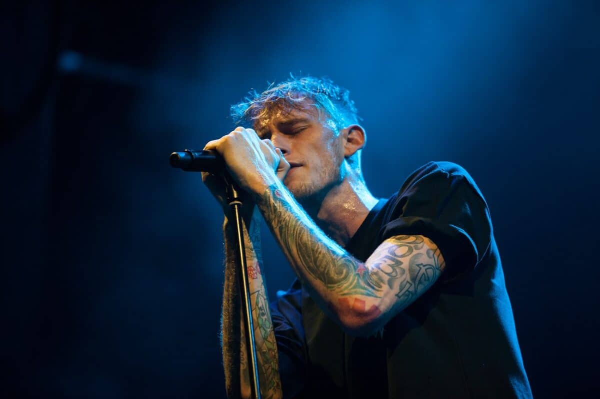 Des internautes critiquent la nouvelle guitare de Machine Gun Kelly ; le musicien réagit