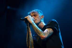 Machine Gun Kelly adopte officiellement « mgk » comme nom de scène