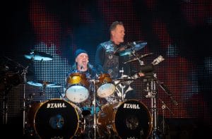 « Je suis resté plié en deux » – quand James Hetfield a frappé Lars Ulrich après le tout premier rappel de Metallica