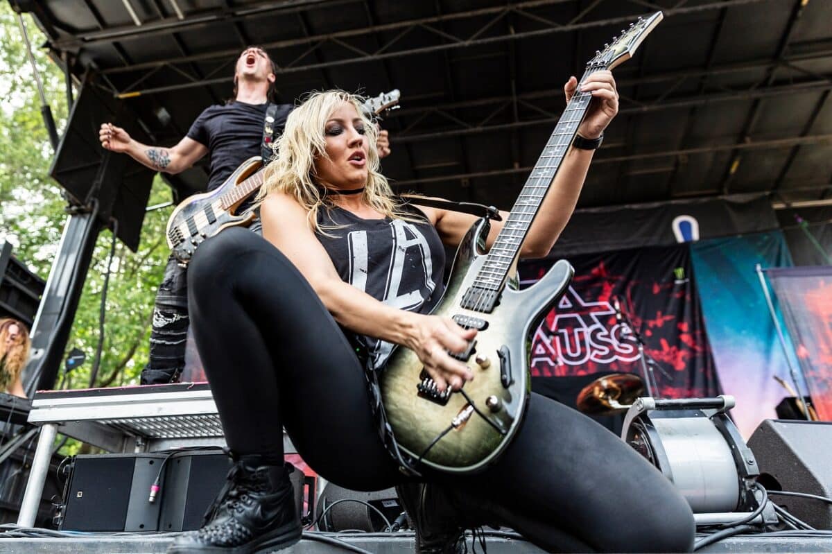 Nita Strauss : « Dans les années 80, quand Mötley Crüe faisait la fête et tout ça, ils ne se souciaient pas de ce qu&rsquo;il devait y avoir sur leur TikTok »