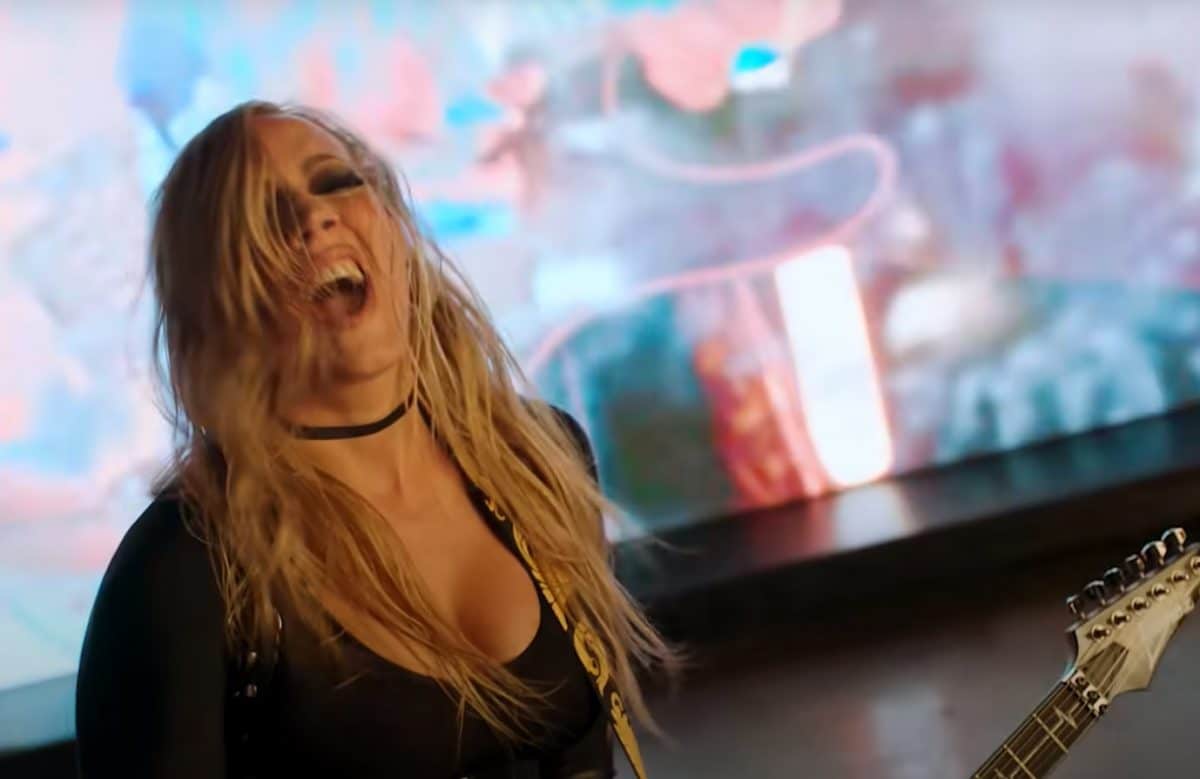 Nita Strauss essaie de rester à l&rsquo;écart des réseaux sociaux à cause des commentaires négatifs : « C&rsquo;est dur et c&rsquo;est blessant »
