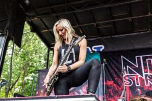 Nita Strauss a joué son premier concert avec Demi Lovato (et des vidéos sont disponibles)