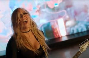 Nita Strauss essaie de rester à l&rsquo;écart des réseaux sociaux à cause des commentaires négatifs : « C&rsquo;est dur et c&rsquo;est blessant »
