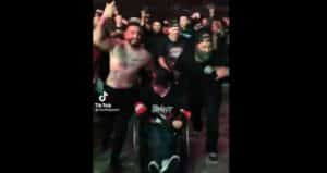 Cette vidéo d&rsquo;un fan de Slipknot en fauteuil roulant aidé par d&rsquo;autres maggots dans la fosse fait le tour du web