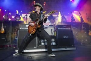 Ted Nugent affirme qu&rsquo;aucun nouveau guitariste ne l&rsquo;a inspiré au cours des 20 dernières années : « Je reçois beaucoup de vidéos YouTube de jeunes gens qui jouent »