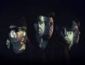 Crosses (†††), avec Chino Moreno de Deftones, signe un accord mondial avec Warner Records et sort une nouvelle reprise