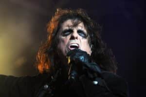 Alice Cooper oublie sa carte bancaire à une station-service : un fan lui évite une mauvaise surprise avant sa tournée