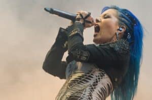 “Je suis bouleversée par l’amour et le soutien que j’ai reçus ces derniers jours » : Alissa White-Gluz exprime sa gratitude après son départ d’Arch Enemy