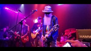 Regardez Billy Gibbons et Joe Bonamassa reprendre Jimi Hendrix lors du jam du 72e anniversaire du guitariste de ZZ Top