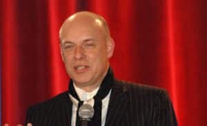 Brian Eno, célèbre musicien et producteur, affirme que les NFT vont transformer les artistes en « c*nnards de capitalistes »