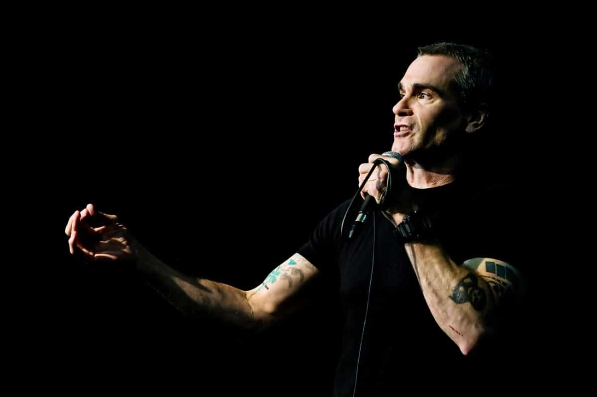 « Je suis assez intelligent pour ne pas revenir » : Henry Rollins explique pourquoi il ne reviendra pas sur scène malgré sa carrière légendaire