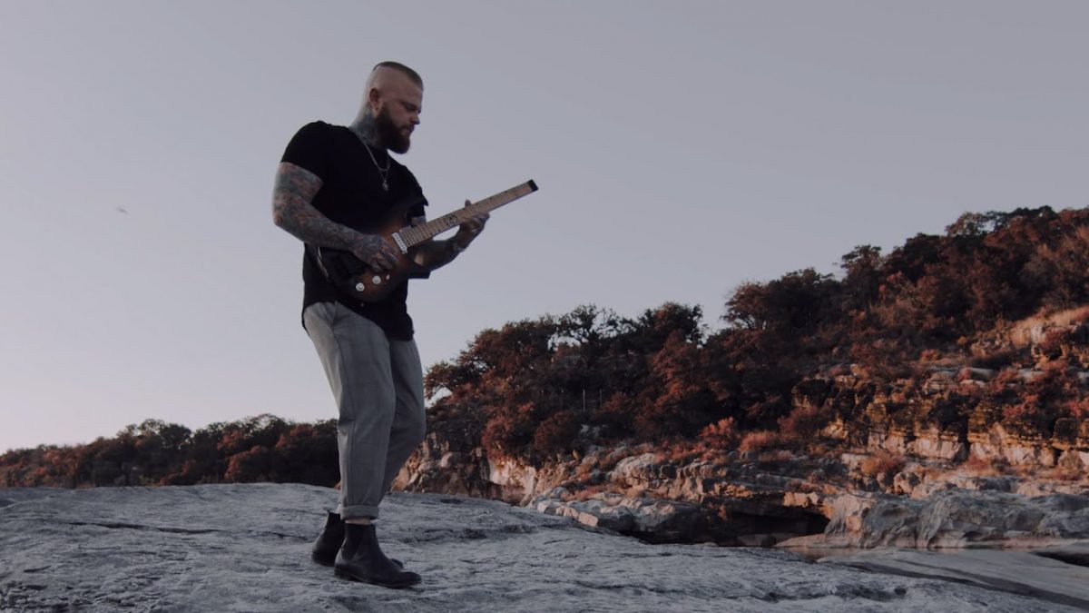 Lee McKinney, le guitariste de Born Of Osiris, sort un nouveau single instrumental entraînant