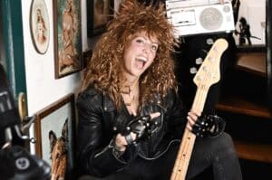 Steel Panther : Une bassiste française tente d&rsquo;intégrer les rangs du groupe – Venez lui donner un coup de main !