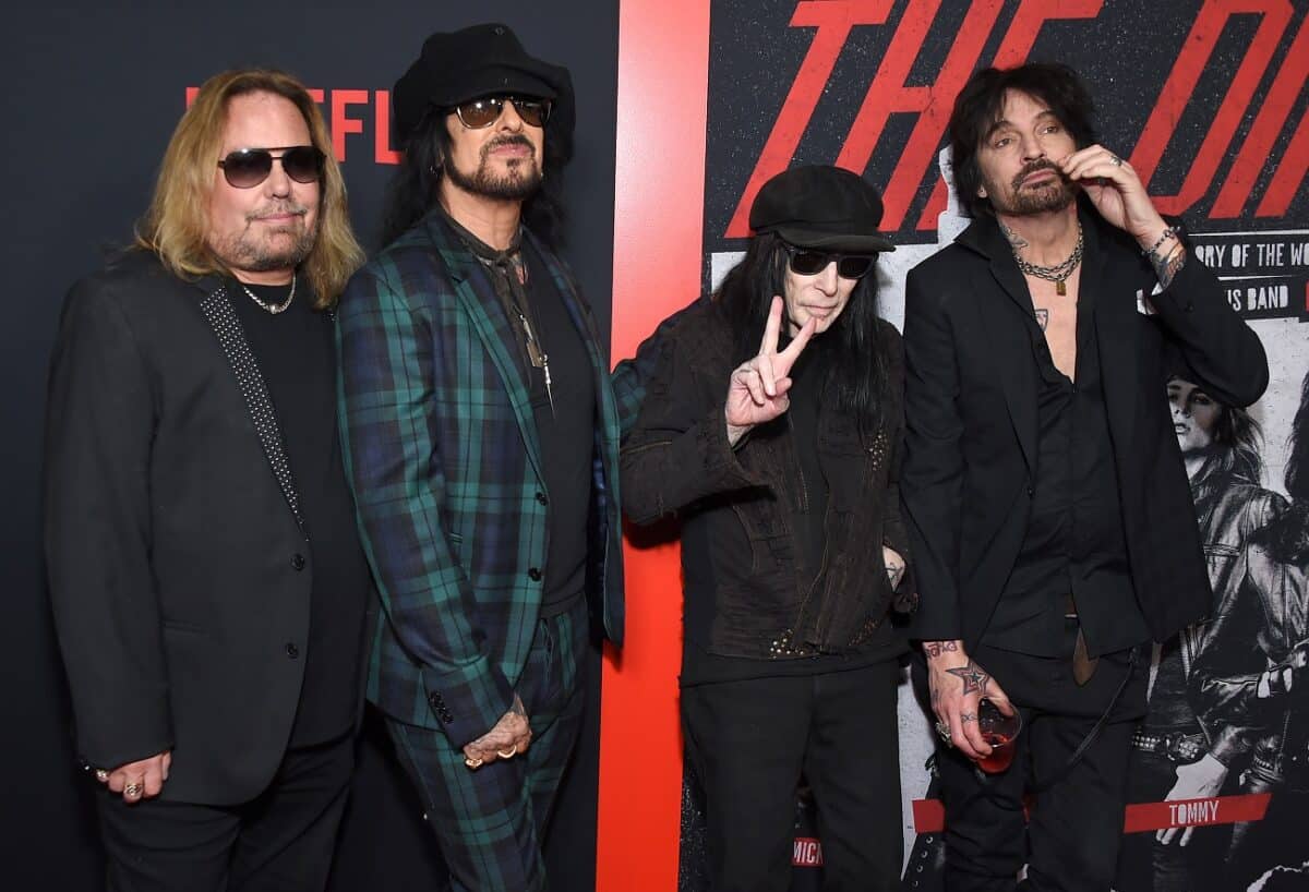 Mötley Crüe : Le producteur Bob Rock affirme que Nikki Sixx n&rsquo;est pas sûr d&rsquo;être celui qui joue de la basse sur les premiers albums