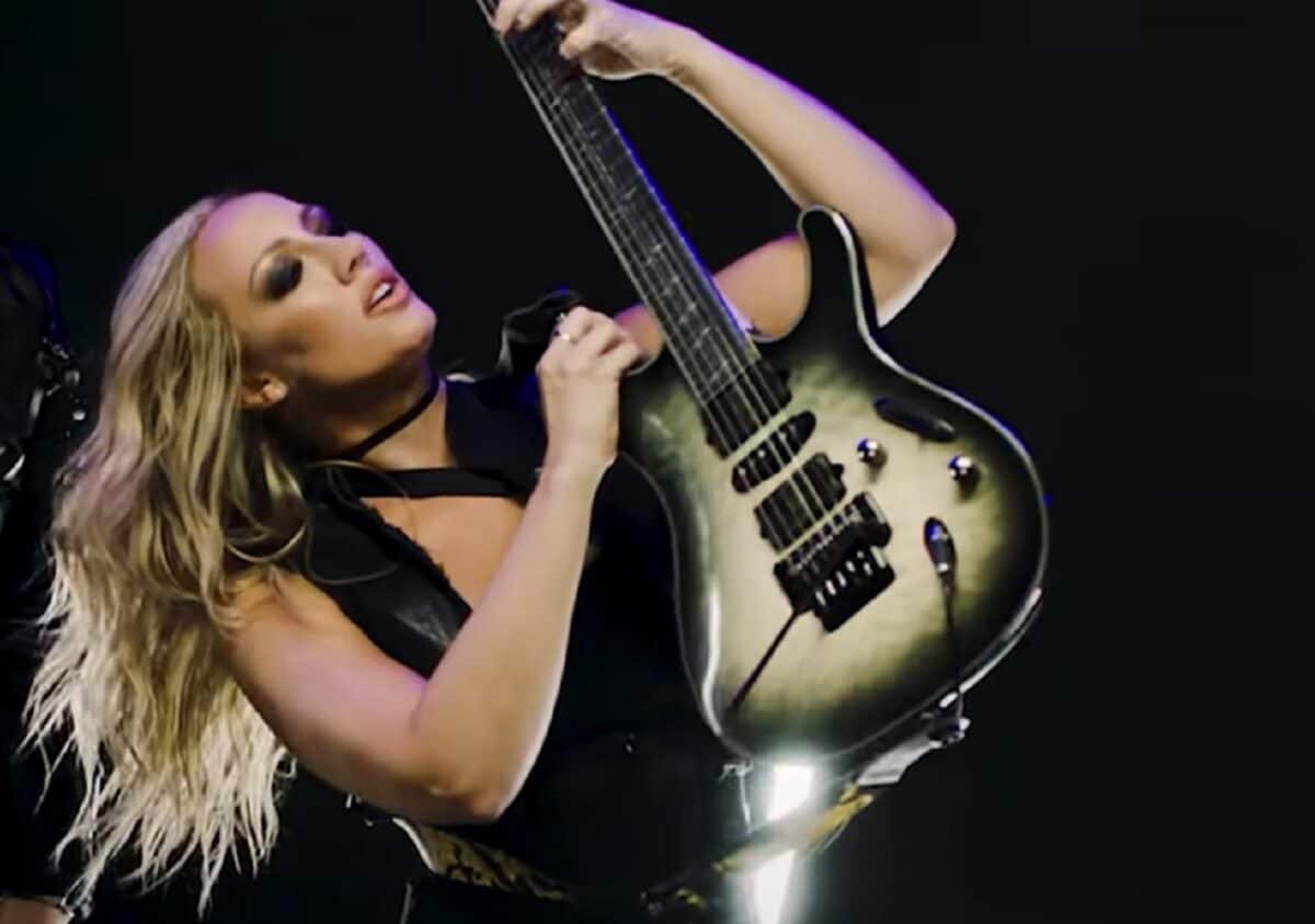 Nita Strauss parle des clés de son succès : « J&rsquo;avais le soutien et la bénédiction de mes parents »